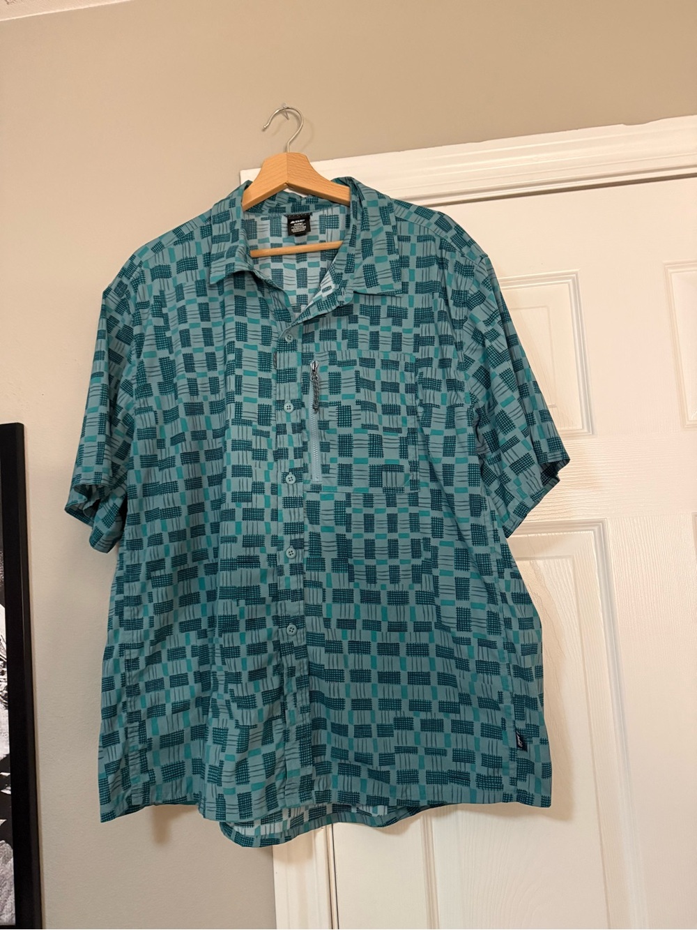 REI Men's Short Sleeve Button-Up Shirt - Teal Geometric